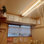 らぁめん 一福 - テーブル席奥の色紙。