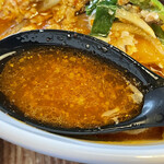 Ramen Shokudou Hitotsuki - 牛出汁感じる旨辛スープ。やや甘みも感じます。中辛は地獄ラーメン4〜5丁目程度だとか。