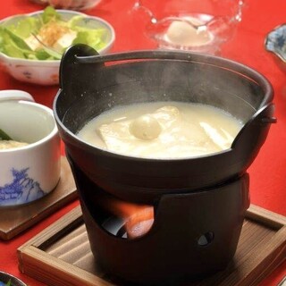 請享用用濃鬱的豆腐和鬆軟的鍋飯烹製的菜餚。