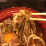 Komoro Soba - ごぼう、豚肉、ネギ、うどん持ち上げ