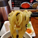 俺の中華たなか家 - そして熱々つけ汁に浸けてからの麺リフト⤴️　ツルツル♬ピカピカ✨麺に醤油スープが絡んで美味❤️ ピント◉が甘いのが……残念(¯―¯٥)