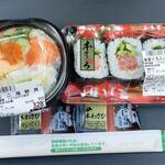 華寿し - ミニ海鮮丼 (税抜)328円 と 本まぐろ入り ねぎまぐろ太巻き (税抜)248円 (2023.01.25)
