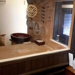 十割手打 そば処 百百百百 - 入口すぐ。ここで靴を脱いで上がります。