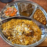 シタラ ハラルレストラン - チキンビリヤニ、豆カレー、マトンクンナ、サラダ