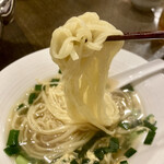 中華 本田 - 鶏だし塩スープにしなやかな麺