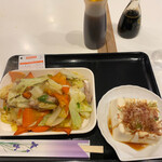 Fukuman Shokudou - 野菜炒め(肉入り)400円と冷やっこ230円。