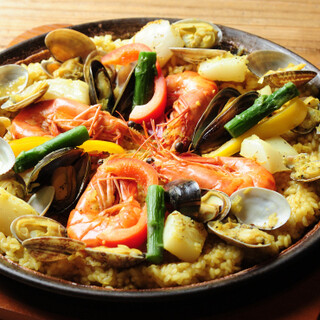 おつまみにも〆にも◎風味豊かなパエリアをご堪能あれ♪