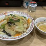 餃子の王将  - 中華飯561円スープ付き。