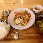 ハチドリ食堂 - 日替わりランチ　ゴーヤチャンプル定食