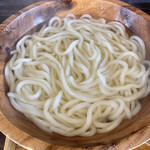 うどん製麺 みきや - 洗面器並みの木製容器に、熱々うどんがたっぷり！