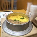 釜めしビクトリア - ◆ワァ、ビジュアルがキレイで美味しそう。^^ 一釜ずつ出されます。 お米から炊かれるのでお時間がかかるかもと思ったのですが、、1番に入店したせいか10分もかからず提供されました。 お米は「島根県産夢コシヒカリ１００％」鶏肉は「朝挽き」の新鮮な物を使用されているそう。 お出しは秘伝だとか。