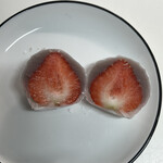 鈴懸 - 苺大福、きれい。薄いね、餅。あんこはザラザラ。ほぼ苺。苺大福 ひとつ 356円。
            