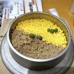 釜めしビクトリア - ＊上から・・鶏そぼろは少し甘めのお味付けで、美味しい。 ＊玉子もいいお味。