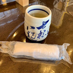 Doraibuin Shingai - おしぼり&温かいお茶。
      席に着くとサッと出てくる。