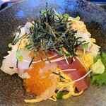 ドライブイン新開 - ネタが豊富に乗った上海鮮丼。
苦手なイクラが何故か美味しい！