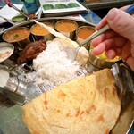 Madras meals - たくさんカレーがライスを囲んで並ぶとなんだかうれしいですね♪