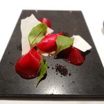 レフェルヴェソンス - とちおとめ、ビーツのマリネと葉、アーモンドミルクのソルベ、メレンゲ、黒オリーブ