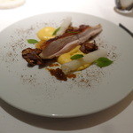 レフェルヴェソンス - 熊野地鶏胸肉を炭火で炙ってそのジュと砂肝、青梅のコンフィチュールとサバイヨン、辛味大根、ムースロン、レモンバジル、野生の胡椒