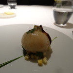 レフェルヴェソンス - 丸ごと火入れした蕪とイタリアンパセリのエミュルション、バスク黒豚のジャンボンセック＆ブリオッシュ
