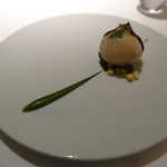 レフェルヴェソンス - 丸ごと火入れした蕪とイタリアンパセリのエミュルション、バスク黒豚のジャンボンセック＆ブリオッシュ