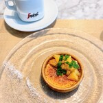 La Brianza - 伊予柑ブリュレ。ディカフェコーヒーと。伊予柑のさわやかさとブリュレのミルキーさ、炙られた表面のパリパリカラメルが香ばしいし食感楽しいし。ブリュレにも伊予柑らしさ感じられてとても美味しかったです