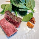 La Brianza - 北海道産黒毛和牛A5ランク内もも炭火焼き檜の香りロメスコソースタスマニア産粒マスタード。いつもながら火入れ丁度よくサシ程よい、塩味も丁度よいし美味しくて大好きです(*˘︶˘*).｡.:*♡