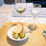 La Brianza - 自家製フォカッチャと青のりゼッポリーニ。