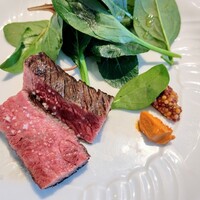 La Brianza - 北海道産黒毛和牛A5ランク内もも炭火焼き檜の香りロメスコソースタスマニア産粒マスタード。いつもながら火入れ丁度よくサシ程よい、塩味も丁度よいし美味しくて大好きです(*˘︶˘*).｡.:*♡