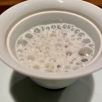 アカ - モダンフレンチにもあるルックス。
                    薪で焼いた真珠貝に、ウニをのせて。生ハムと青海苔のエスプーマで。薪の香り、真珠貝の温かさがウニにも伝わります。磯の香りや生ハムの塩分も丁度よい。