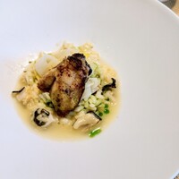 La Brianza - 牡蠣のリゾット下仁田ねぎオイル。サラリとした食べ口のリゾット、重たくなく牡蠣がかゴロゴロ(*^^*) 下仁田ねぎの香りが風味良く、トッピングにも2つも牡蠣の炭火焼きが乗せられて贅沢だわ〜