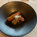 YOKKAICHI HARBOR 尾上別荘 - 三河鶏のコンフィ。
                                フィロ包み