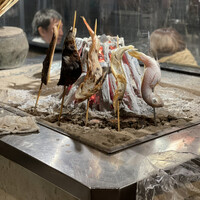 海鮮原始焼 ろば炭魚 赤羽本店 - 「原始焼き」。囲炉裏端でじっくりと串焼きに。