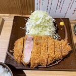とんかつ とみた - 桃源ポーク 特選極厚リブロースのアップ