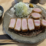 tonkatsu.jp - 放牧デュロック純粋種 上ロースかつ & ミニひれかつのアップ