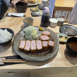 tonkatsu.jp - 放牧デュロック純粋種 上ロースかつ & ミニひれかつ定食