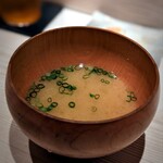 たかおか - 車海老の具なし味噌汁。海老が溢れています。