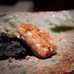 たかおか - 富津の穴子。炙り立てで熱々。気を付けて持たないと崩れる柔らかさを急いで口に放り込みます。