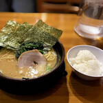 壱賢家 - 定番ラーメン 麺の硬さ 硬め・タレの濃さ 普通・鶏油の量 多め・味 醤油・サイズ 普通 とライス