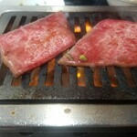 スタミナ苑 - 特選上カルビ …… 1枚(1,400円~時価)　