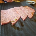 スタミナ苑 - 特選上カルビ …… 1枚(1,400円~時価)　4枚