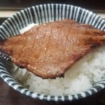 スタミナ苑 - 特選上カルビ …… オン・ザ・ライス(300円)