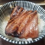 スタミナ苑 - 特選上カルビ …… オン・ザ・ライス(300円)