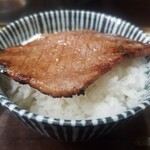 スタミナ苑 - 特選上カルビ …… オン・ザ・ライス(300円)