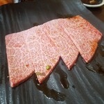 スタミナ苑 - 特選上カルビ …… 1枚(1,400円~時価)　4枚