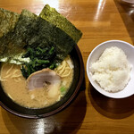 壱賢家 - 定番ラーメン 麺の硬さ 硬め・タレの濃さ 普通・鶏油の量 多め・味 醤油・サイズ 普通 とライス