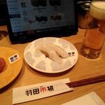 回転寿司 羽田市場 - 狭いテーブルに並べる贅沢