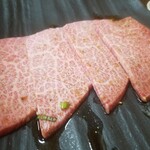 スタミナ苑 - 特選上カルビ …… 1枚(1,400円~時価)　4枚