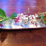 Shirakabe Kurabu - テーブルごとに異なる野の花が
