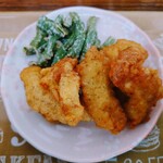 食堂 さくら - いんげんのゴマ和え、鶏の天ぷら5個