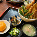 しま長 - 大海老天丼1,600円。そり立っております。お味噌汁はキンメかな？あら汁。